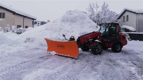 Schneeräumung Winterdienst Salzen von Parkplätzen