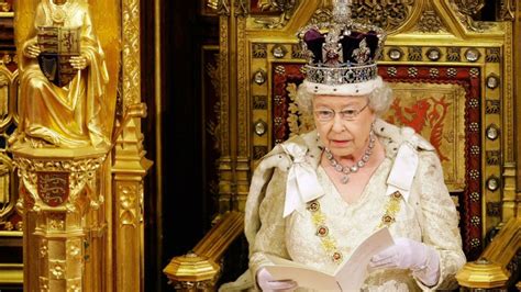 La reina de hierro Isabel II de Gran Bretaña cumple 68 años de
