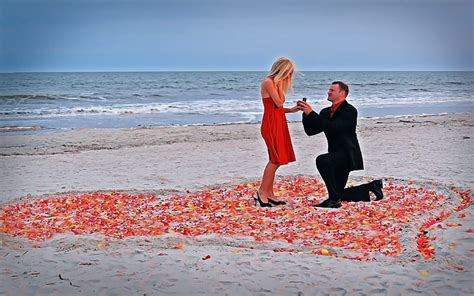 Pareja Romántica En La Playa Propuesta De Amor Corazones Pétalos