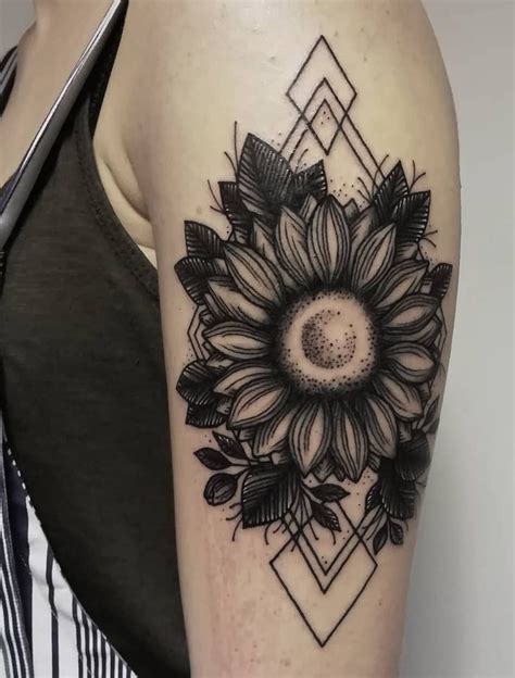 Awesome Black And Gray Sunflower Tattoo © Tattoo Artist Ailsa Rhiannon 💓🌻
