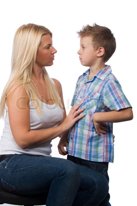 Schöne junge Mutter im Gespräch mit ihrem Sohn Stockfoto Colourbox