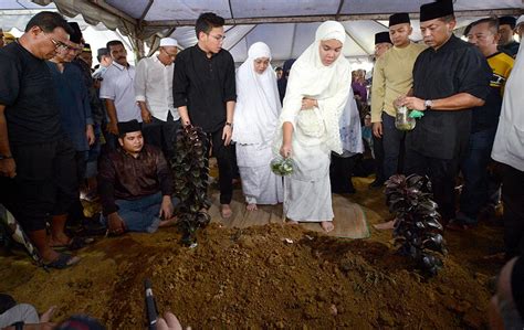 Managing director and group ceo of axiata group bhd. Upacara pengebumian Tan Sri Jamaluddin Jarjis di Makam ...