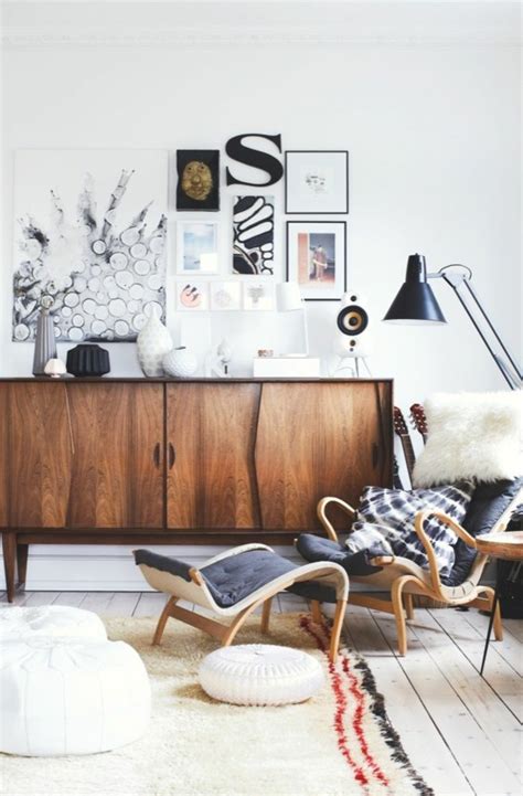 Moderne Wanddeko aus Holz im rustikalen Stil Ein schnörkelloser couchtisch aus holz fügt sich ebenfalls harmonisch in das ambiente des modernen wohnens ein.