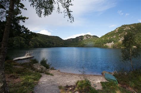 The village is located along the kåfjorden, about 18 kilometres west of the town of alta along the european route e6 highway. Kåfjord 004 - 7 Pers