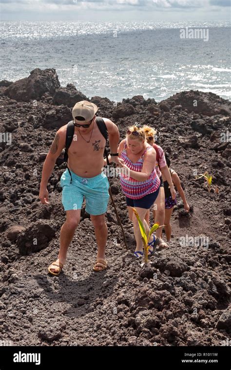 Pahoa Hawaii People Hike Across The Cooled Lava From The 2018