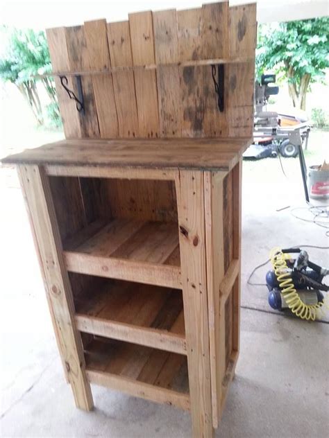 Wood Pallet Rustic Farm Style Hutch The Dimensions Are H X L X W Shelves Are