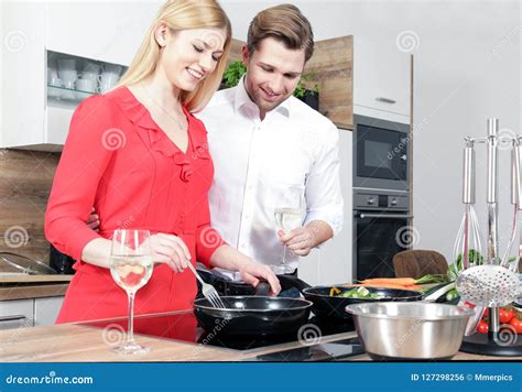 Les Beaux Couples Sexy D Homme De Femme En Tant Que Cuisinier Font Cuire Dans Une Cuisine Photo