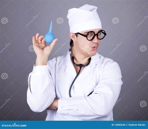 Verrückter Doktor Mit Einem Stethoskop Und Einem Enema Stockfoto Bild Von Medizin