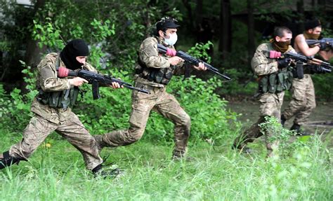 Hundreds Of Pro Russian Separatists Attack Ukraine Border Guards Cbs News