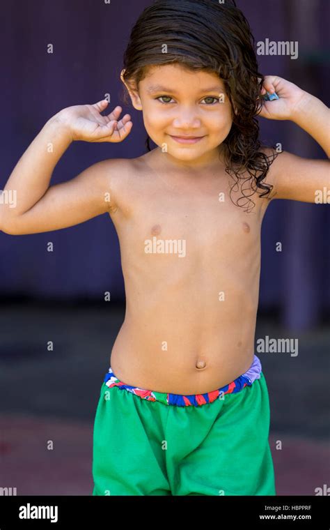 Brasilianische Mädchen Lächelnd In Manaus Brasilien Stockfotografie Alamy