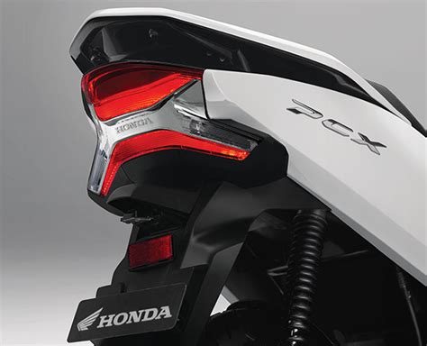 The 2020 honda pcx150 is the ideal urban ride for those who enjoy the simplicity of a scooter but demand more engine power and greater rider comforts. Fitur Honda PCX 150 Lokal : Rem Cakram Belakang, ABS ...