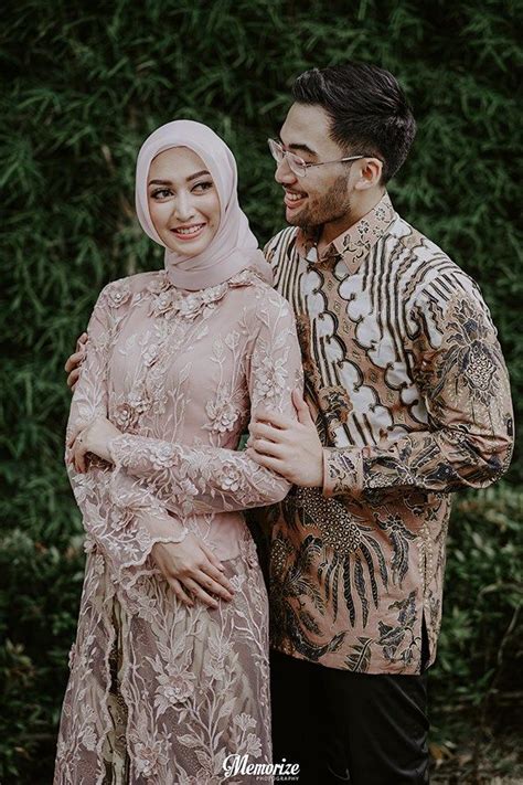 Baju couple keluarga menjadi pilihan bagi sebagian orang dimomen lebaran 2021. Kebaya Hijab Couple - Galeri Busana dan Baju Muslim