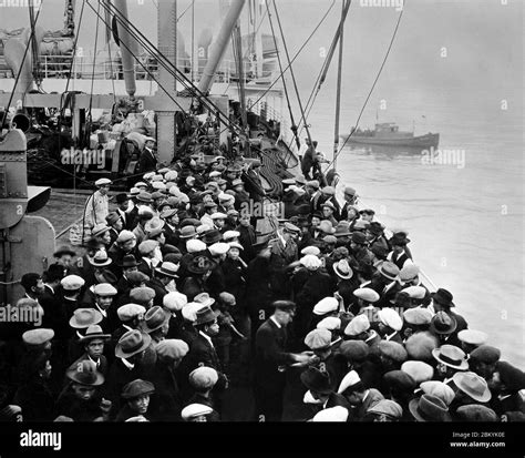 Immigrants Arriving At Ellis Island Banque De Photographies Et Dimages