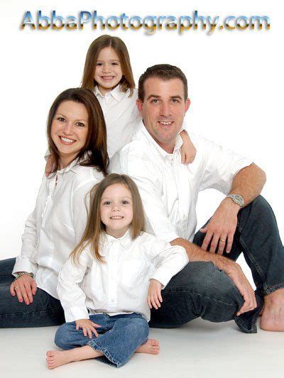 Despite how painful family photo shoots can be, i am a stickler about scheduling one or two every single year. gallery | Family portrait poses, Family photo pose, Family ...