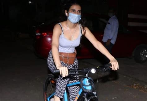 देर रात बांद्रा की सड़कों पर साइकिलिंग करती नजर आईं दंगल गर्ल कैमरे में कैद हुईं ऐसी तस्वीरें