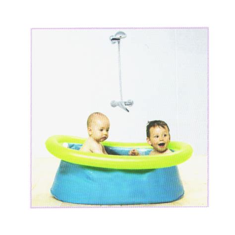Vasca da bagno blu vicino orsacchiotto e scarpe da ginnastica per bambini in bagno. Vaschetta da bagno universale ideale per piatto doccia ...