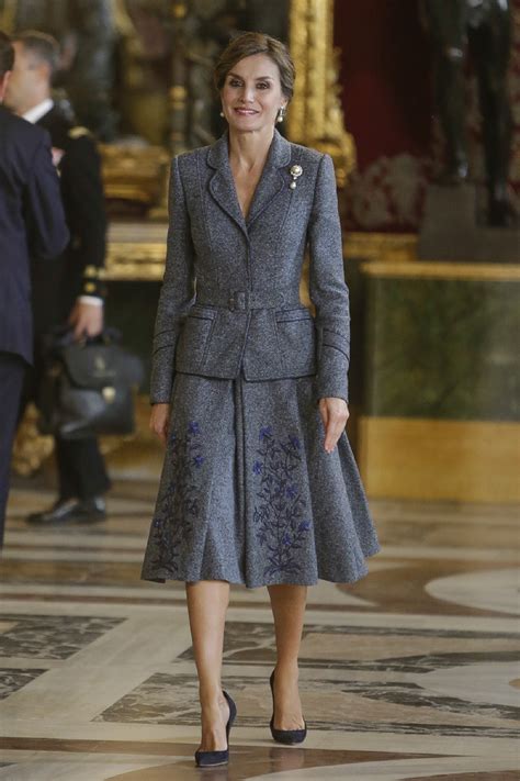 Los Looks De La Reina Letizia El 12 De Octubre Un Vestido Con