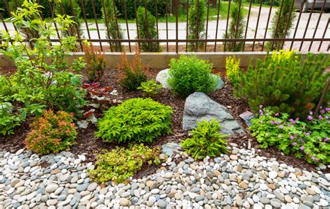 17 Small Yard Landscaping Ideas Extra Space Storage