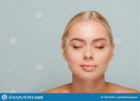 Mujer Con Ojos Cerrados Aislada En Gris Foto De Archivo Imagen De Hermoso Bienestar