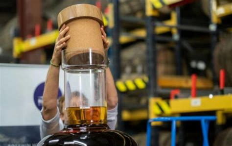 Больше 2000 леев за глоток продана самая большая бутылка виски в мире СП Новости Бельцы Молдова