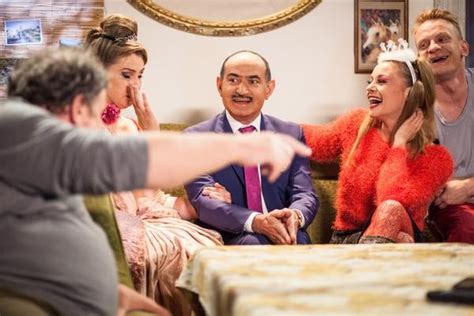 Kiepski dochodzi do wniosku, że jego rodacy stracili poczucie humoru. Świat według Kiepskich (420) - serial komediowy