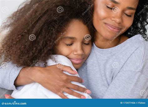Madre Soltera Afroamericana Preocupada Abrazando A Hija Adolescente