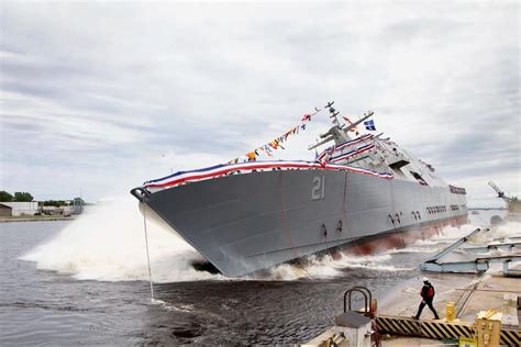 美国濒海战斗舰硬核式下水：直接拍进水里
