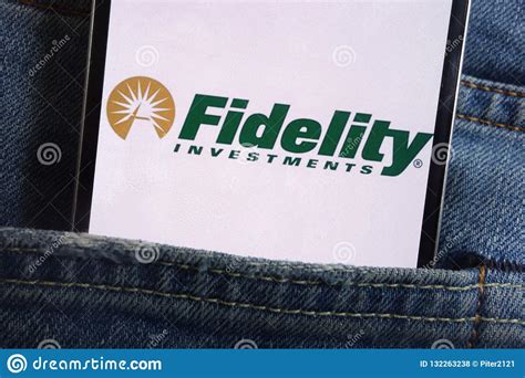 Logotipo De Fidelity Investments Exhibido En El Smartphone Ocultado En Bolsillo De Los Vaqueros