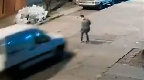 Hombre Persigue Y Atropella A Ladrón Que Asaltó A Su Madre Minutos Antes [video]