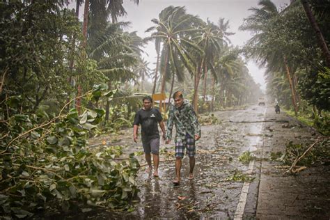 Tens Of Thousands Under Lockdown Evacuate As Typhoon Vongfong Strikes Philippines