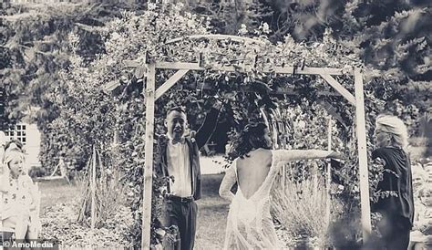 Hilarious Photos Capture Awkward Wedding Blunders Including A Groom