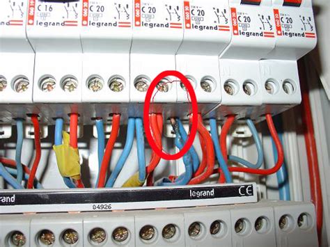 Combien Peut On Brancher De Prise Sur Un Disjoncteur - Problème électricité fil neutre surchauffe tableau électrique