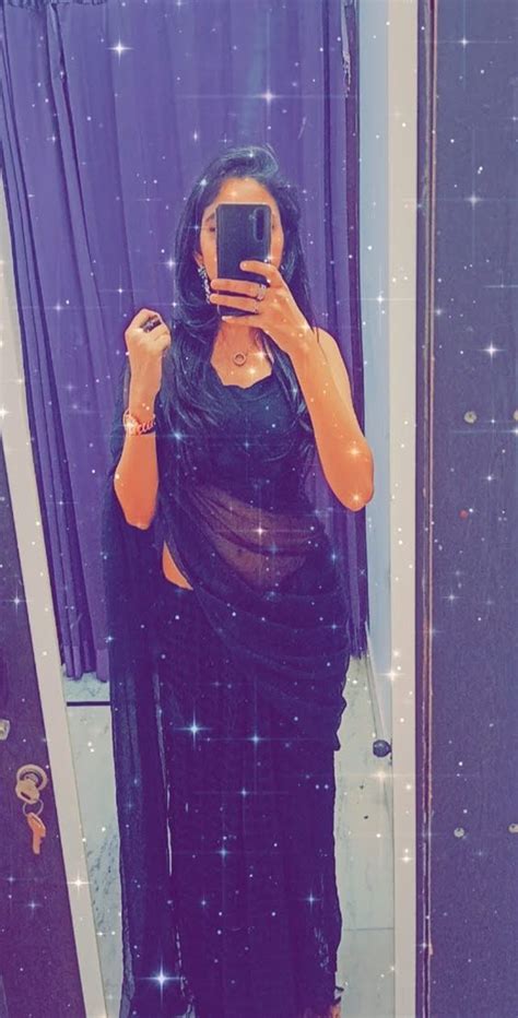 Top 20 Hidden Face Mirror Selfie In Saree Shoutoutly