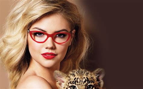 15 Celebs Who Look Super Hot With Glasses Therichest