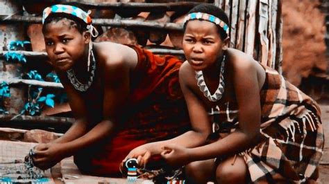 探索非洲最原始部落，女人一生不穿衣服不洗澡！腾讯视频