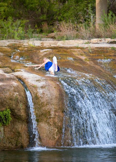 Texas Teen S Senior Photos Hilariously Spoiled After She Falls Off A Waterfall