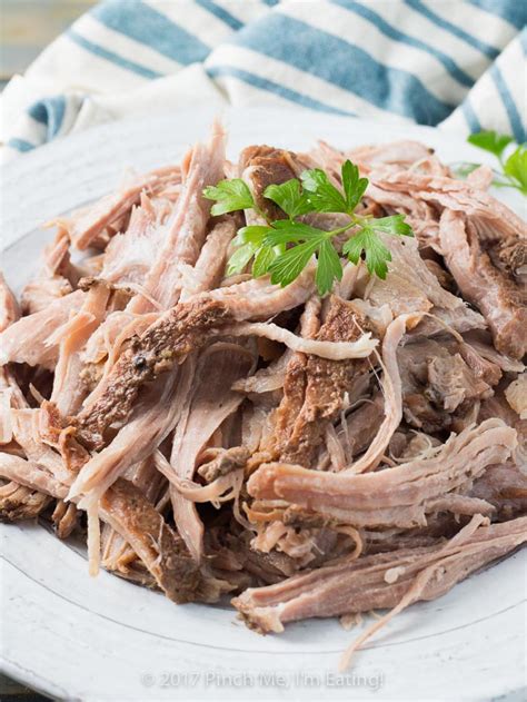 Make ahead meals for busy moms. Slow Cooker Root Beer Pulled Pork | Pinch me, I'm eating!