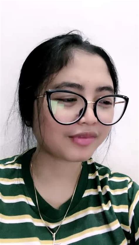 Yola Cantik Kacamata Mandi Pamer Memek Live Omek