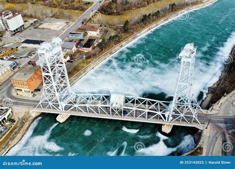 Antena De Welland Ontario Canada Con Puente Del Canal Welland 13 Imagen De Archivo Imagen De