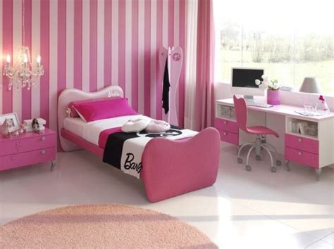 The alternating light and deep pink wall shades look great with the organic white cotton bedspread done up in pink and golden floral designs. Stylish Girls Pink Bedrooms Ideas