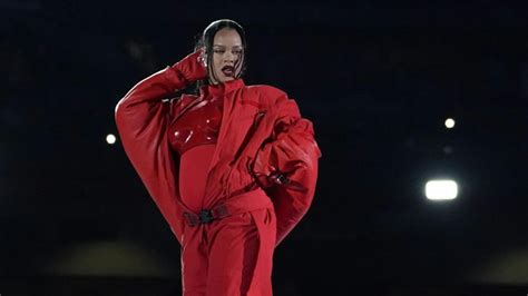 Rihanna Zeigt Babybauch Bei Super Bowl Auftritt Waz De