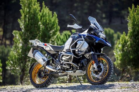 Las decoraciones de serie son de nueva factura en ambas versiones 2021, con opciones triple negro y rally. 2020 BMW R1250 GS Adventure Specs & Info | wBW