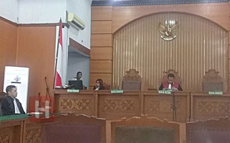 Adalah seorang ahli komunikasi, pengajar dan jurnalis indonesia. Kepolisian-Kejaksaan Tak Hadiri Sidang, LBH: Penegak Hukum ...
