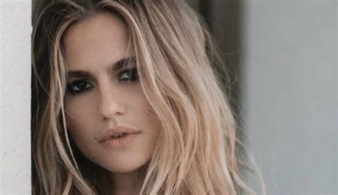 Check below for more deets about cristina marino. Cristina Marino allo specchio senza reggiseno: è magia! - FOTO