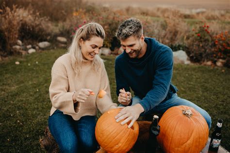 couple-photos-carving-pumpkins-together-date-night,-fall-couple-pictures,-fall-couple-photos