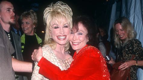 Loretta Lynn Dead At 90: Dolly Parton, Reba McEntire, Blake Shelton And