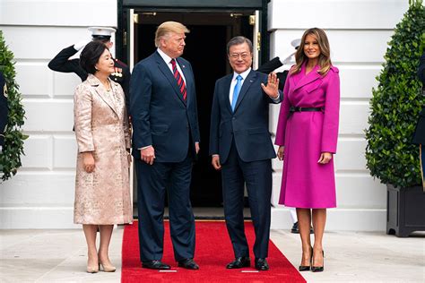 Als ehefrau von donald trump war sie von 2017 bis 2021 die first lady der usa. Melania Trump in Louboutins at White House With Korean ...