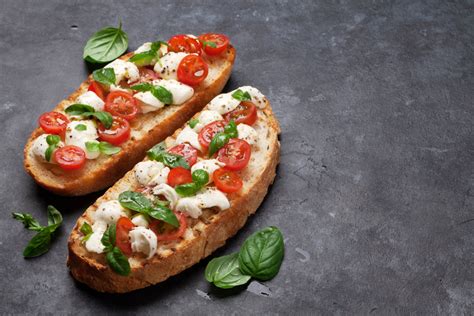 Bruschetta à lail aux tomates et mozzarella