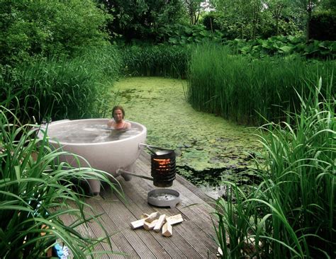 Gartenhaus garten terrasse badewanne garten badezimmer badewanne im freien wasser im garten leben unter freiem himmel feuer aussen. Bowl-Shaped Hot Tubs : wood-burning hot tub