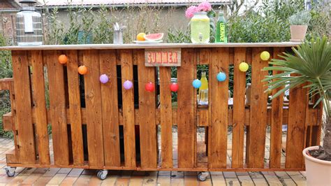 Man bohrt mit dem erdbohrer bis zur wasserführenden schicht (feuchter boden/grobkies) vor. Bar aus Paletten selber bauen - DIY, Garten - ZENIDEEN